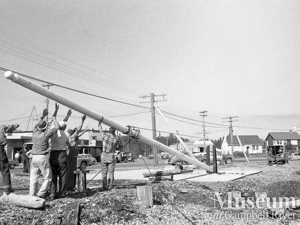 Raising the cenotaph flagpole