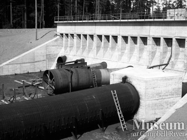 Construction of the wood stave penstocks at the John Hart Dam