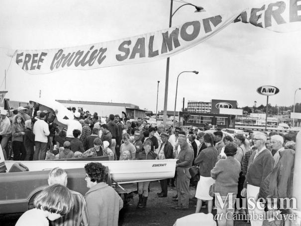 Crowd gathers for free Courier Salmon Derby