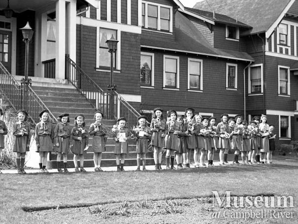 Brownies celebrate Easter at the Lourdes Hospital, 1950