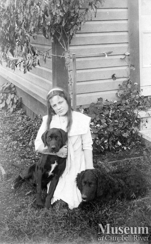 Lillie Thulin and dogs