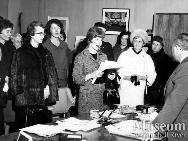 Gaglardi meets with group of protestors from Campbell River