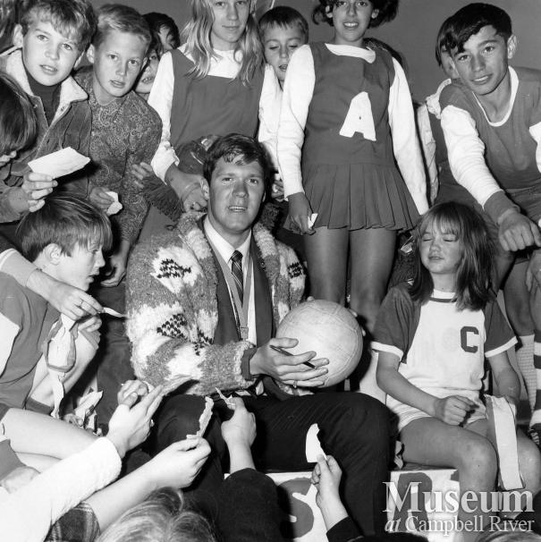 Olympic swimmer Ralph Hutton with his fans
